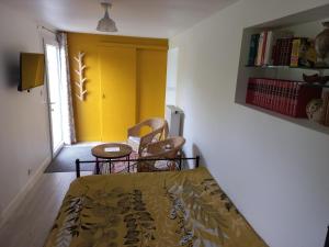 布朗托姆的住宿－Au Dolmen，一间设有两把椅子和黄色门的房间