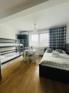 Ένα ή περισσότερα κρεβάτια σε δωμάτιο στο Apartamenty Zacisze