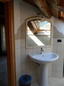 baño con lavabo y ventana en Il Borgo & il Feudo, en Badolato