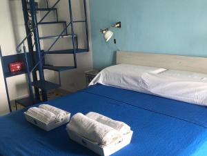 - une chambre avec un lit et 2 serviettes pliées dans l'établissement La Casetta sul mare di Cefalù, à Cefalù