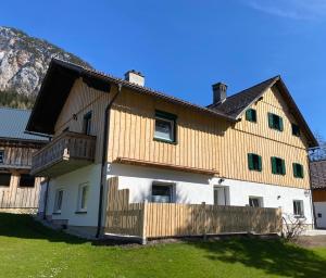ein Haus mit einem Holzzaun davor in der Unterkunft Ferienhaus Mayr in Bad Aussee