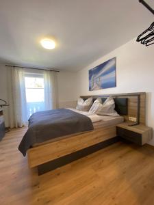 ein Schlafzimmer mit einem großen Bett und einem Fenster in der Unterkunft Ferienhaus Mayr in Bad Aussee
