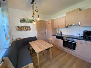 eine Küche mit einem Holztisch und einem Esszimmer in der Unterkunft Ferienhaus Mayr in Bad Aussee