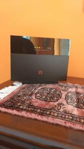 - un lit avec un miroir au-dessus dans l'établissement Casa di charme Bastioni, à Gallipoli