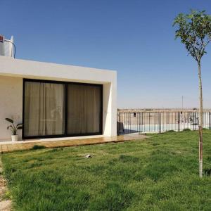 Um jardim no exterior de Eden Desert House- עדן במדבר