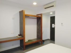 een kamer met een spiegel en een houten plank bij Shalima Guesthouse in Siem Reap