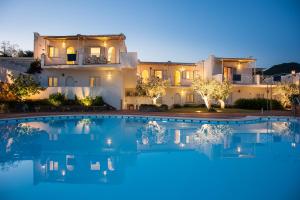 een villa met zwembad 's nachts bij Le Ruve Bianche in Vibonati
