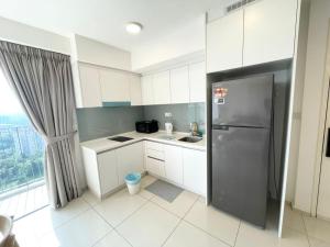 eine Küche mit weißen Schränken und einem Kühlschrank aus Edelstahl in der Unterkunft Minsu (Ekocheras) in Kuala Lumpur