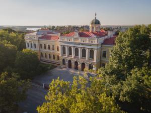 un gran edificio amarillo con techo rojo en Пансион - Димитър Хадживасилев en Svishtov