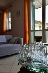 um recipiente de vidro sentado numa mesa numa sala de estar em Orange Apartment em Marina di Massa