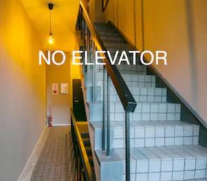 鹿兒島的住宿－ROI SPACE 鹿児島，楼梯上标有标志,没有电梯