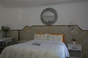 um quarto com uma cama com um espelho na parede em Casa Lola em Talarn