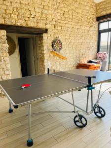 una mesa de ping pong en una habitación en la P’tite Grange en La Cotinière