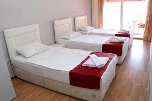 two beds in a room with at Melody City Otel in Alanya