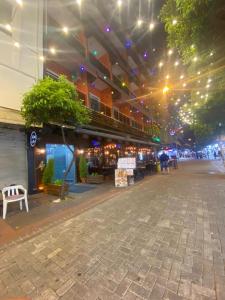una strada vuota di notte con luci su un edificio di Melody City Otel a Alanya