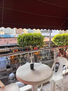un tavolo e sedie su un balcone con vista sulla città di Melody City Otel a Alanya