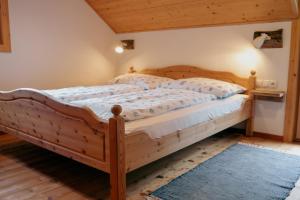 een slaapkamer met een houten bed in een kamer bij Stangllehen Hütte in Schladming