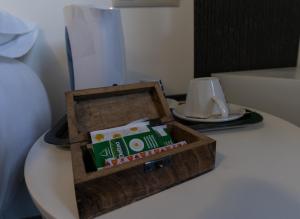 una caja de madera sobre una mesa en Casa da Vasca, en Malpica de Bergantiños