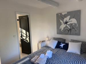 Ένα ή περισσότερα κρεβάτια σε δωμάτιο στο CHAMBRE d'HOTES POUR 2 PERSONNES