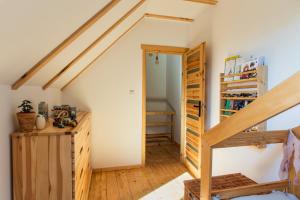 une chambre avec un escalier et une étagère à livres dans l'établissement Powidzka Ostoja, à Salamonowo