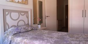 プラヤ・デ・サン・ファンにあるMarejada Apartment Tenerifeのベッドルーム(紫の毛布付きのベッド1台付)