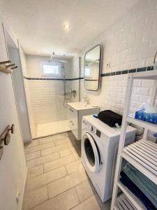 y baño con lavadora y lavamanos. en le nichoir classé 3 étoiles maison 4pers climatisée 2pieces Audenge Bassin d'Arcachon en Audenge