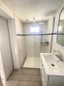 La salle de bains est pourvue d'une douche et d'un lavabo. dans l'établissement le nichoir classé 3 étoiles maison 4pers climatisée 2pieces Audenge Bassin d'Arcachon, à Audenge