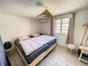 a bedroom with a bed in a room with a window at le nichoir classé 3 étoiles maison 4pers climatisée 2pieces Audenge Bassin d'Arcachon in Audenge