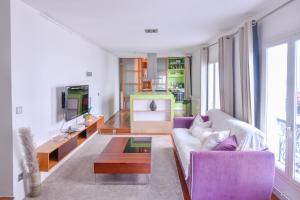 sala de estar con sofá púrpura y mesa en Loft hyper centre Vincennes RER a 5 mn freePark en Vincennes