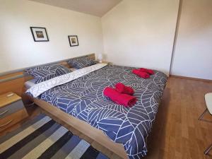 sypialnia z łóżkiem z 2 czerwonymi poduszkami w obiekcie Apartment in Sveti Lovrec - Istrien 27830 w mieście Sveti Lovreč Pazenatički