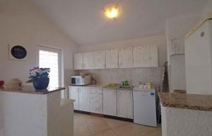 Kuchnia lub aneks kuchenny w obiekcie Apartment in Sveti Lovrec - Istrien 27830