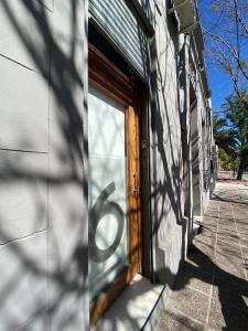una puerta a un edificio con el número seis pintado en él en Loft Cabrini en Villa Mercedes