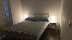ein Schlafzimmer mit einem Bett mit zwei Lampen in der Unterkunft I congiunti in Velletri