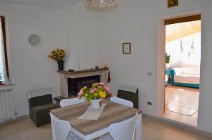 comedor con mesa y chimenea en La Casa del Mulino en Fossombrone