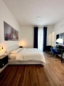 曼弗雷多尼亞的住宿－Roma Home -Manfredi Homes&Villas，卧室配有床、书桌和钢琴