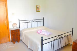 福松布羅內的住宿－La Casa del Mulino，一间卧室配有一张带粉红色枕头的床
