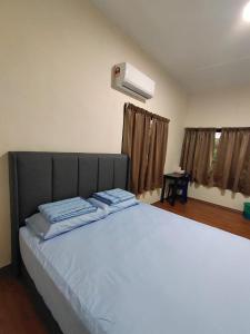 een slaapkamer met een groot bed en airconditioning bij clp perai homestay near Sri Muniswarar Temple 2 in Perai