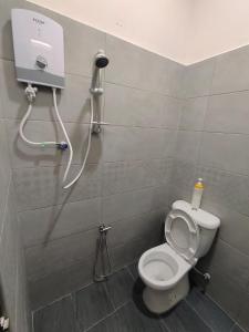 een badkamer met een toilet en een douche bij clp perai homestay near Sri Muniswarar Temple 2 in Perai