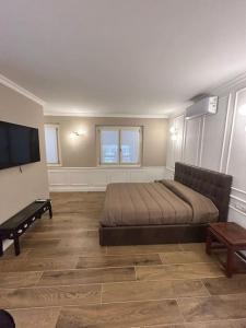 Un dormitorio con una cama y un televisor de pantalla plana. en Maison Regina, en Turín