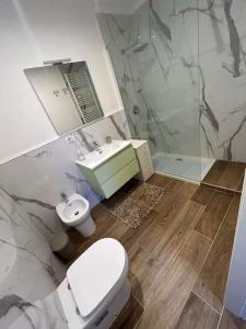 La salle de bains est pourvue de toilettes, d'un lavabo et d'une douche. dans l'établissement Maison Regina, à Turin