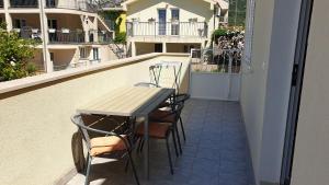 una mesa y sillas en el balcón de un edificio en Apartments Villa Katina, en Komiža