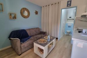 Kuchyňa alebo kuchynka v ubytovaní Chez K&D Studio Mer avec piscine St Raphaël + 9 fotografií