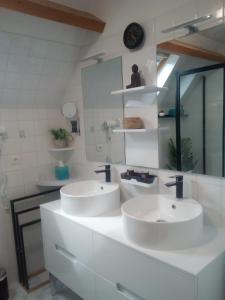 SWANARA HOLIDAYS في سارلا لا كانيدا: حمام أبيض مع مغسلتين ومرآة
