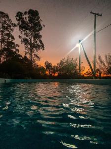Blick auf den Sonnenuntergang über einem Wasserkörper in der Unterkunft Campo verde II in Concordia