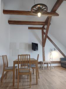 una sala da pranzo con tavolo, sedie e ventilatore a soffitto di Pr' Hribar a Zgornje Gorje