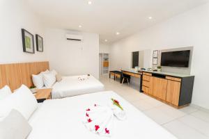 珍南海灘的住宿－蘭卡威別墅酒店，酒店客房设有两张床和一台平面电视。