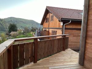 Widok na góry z tego domu w stylu alpejskim