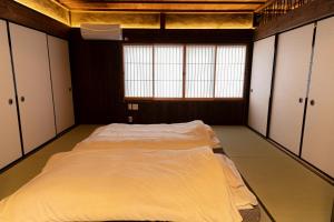a large bedroom with a large bed in it at 1日1組限定 田舎体験 古民家宿 樹々庵 Juju-an in Gero