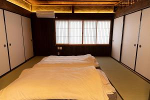 ein großes Schlafzimmer mit einem großen Bett darin in der Unterkunft 1日1組限定 田舎体験 古民家宿 樹々庵 Juju-an in Gero