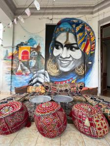 un mur avec une peinture d'une femme dans l'établissement Cecilia Hostel, au Caire